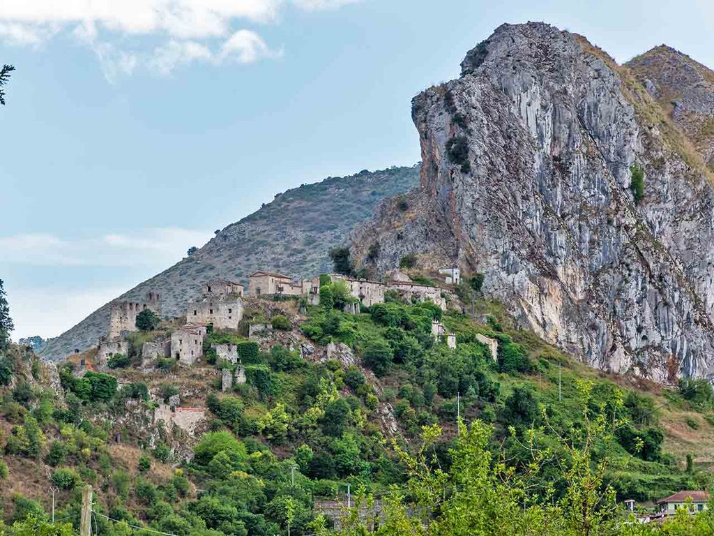 Panorama del borgo abbandonato di San Severino di Centola, una delle mete del viaggio in camper nel Cilento suggerito dal PLEINAIRCLUB.