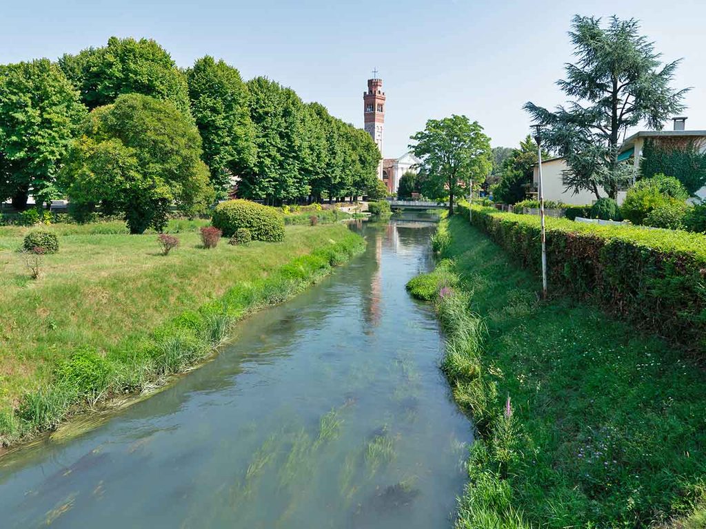 Un ramo del fiume Musestre a Roncade e il campanile della chiesa di Ognissanti.