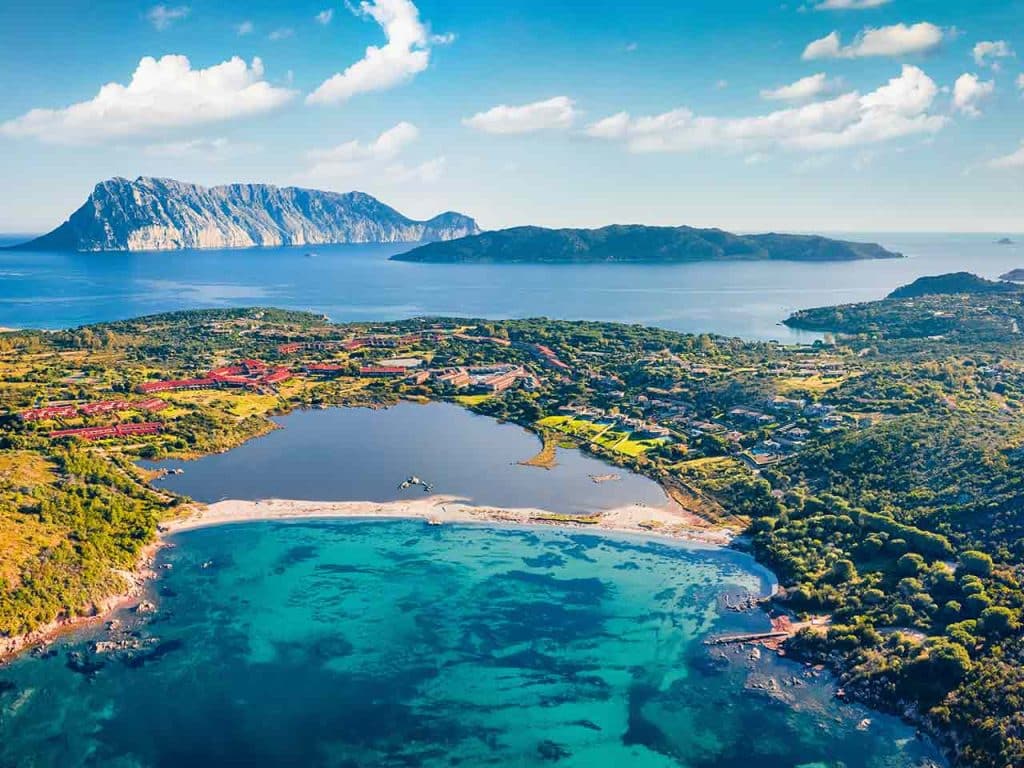 Sardegna in camper dalla Gallura all'Ogliastra: la spiaggia e lo stagno di Salina Bamba a San Teodoro.