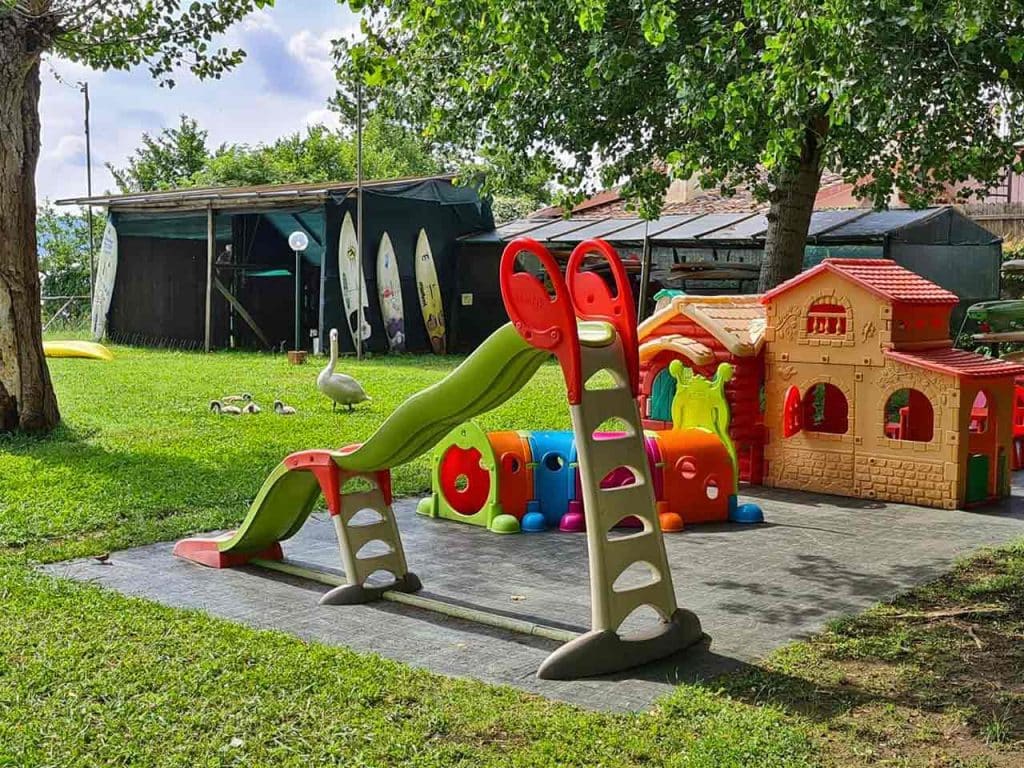 L'area giochi dell'Azzurro Camping Village e i surf a noleggio per divertirsi sul Lago di Bracciano.