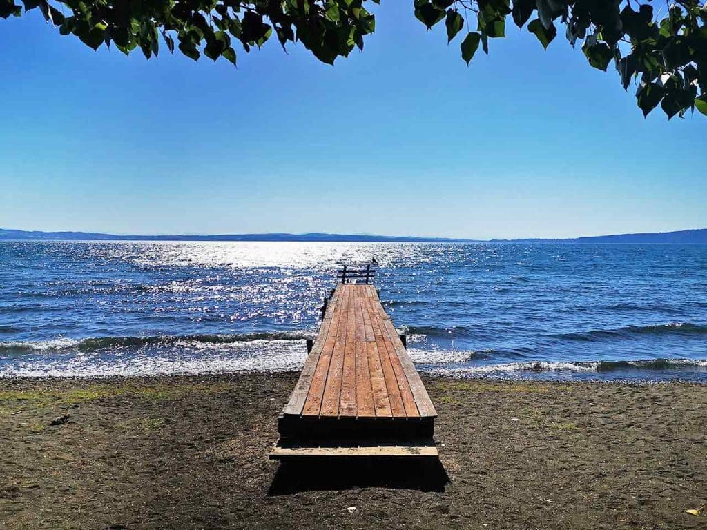 Il pontile dell'Azzurro Camping Village proiettato sulle acque scintillanti del Lago di Bracciano.