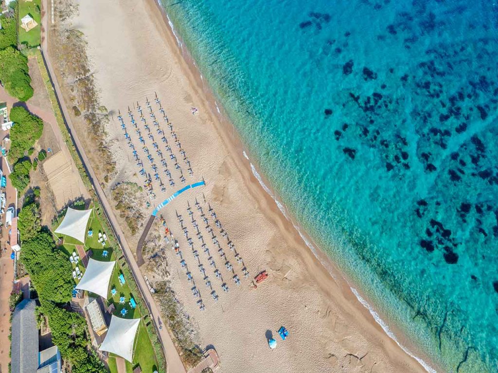 La spiaggia privata del Camping Village Baia Blu La Tortuga vista dal drone.