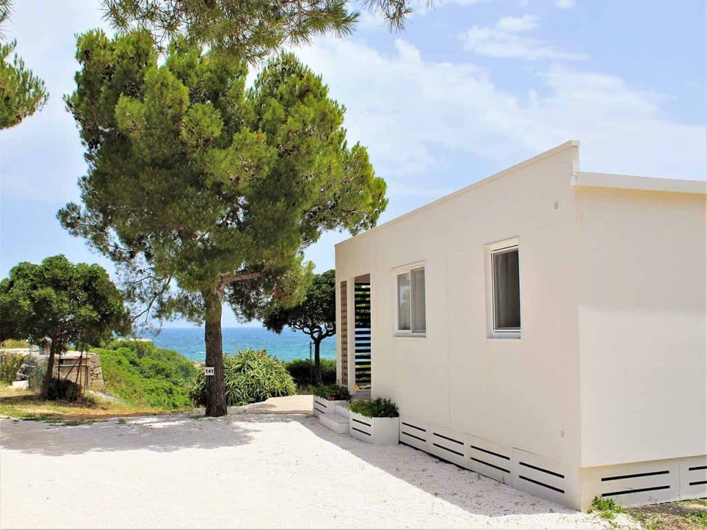 Le case mobili del Camping Santo Stefano con vista sul mare della Puglia.