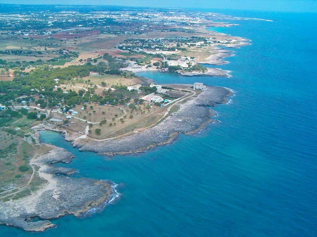 Veduta aerea del camping Santo Stefano a Monopoli, sul mare della Puglia.