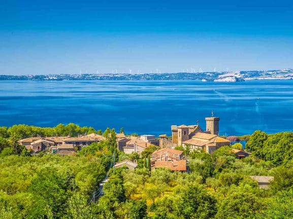 Il borgo di Bolsena affacciato sull'omonimo lago, uno dei luoghi da visitare in camper a giugno suggeriti dal PLEINAIRCLUB.