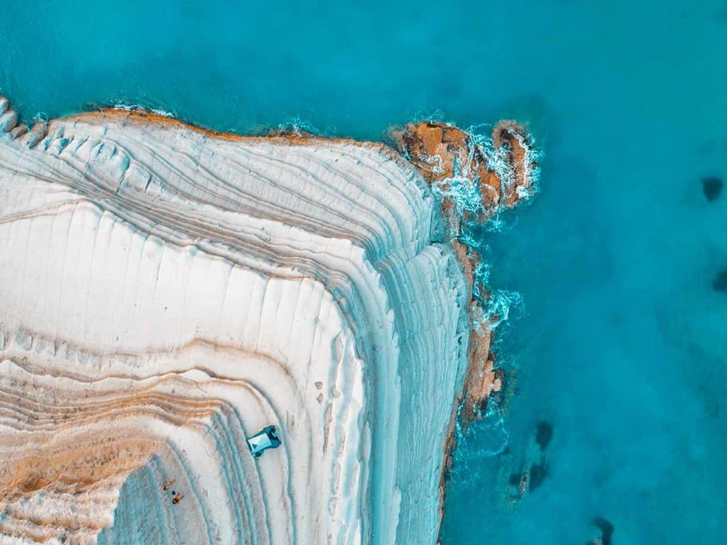 La Scala dei Turchi a Realmonte vista dal drone.