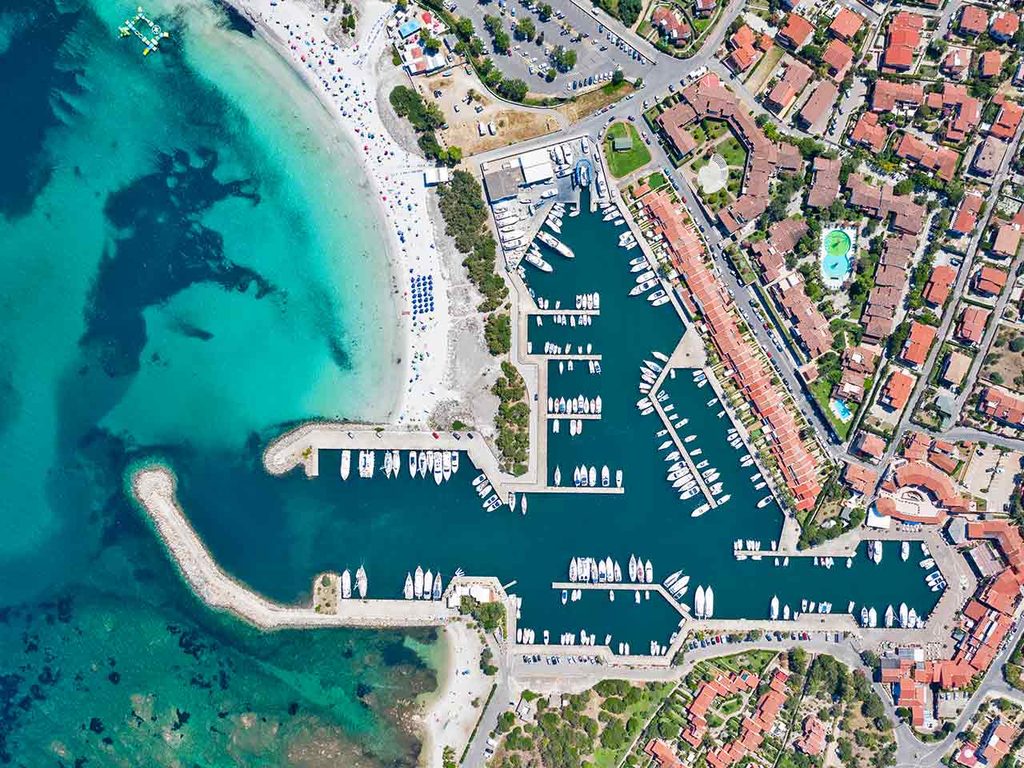 Sardegna in camper dalla Gallura all'Ogliastra: veduta aerea di Porto Ottiolu di Budoni.