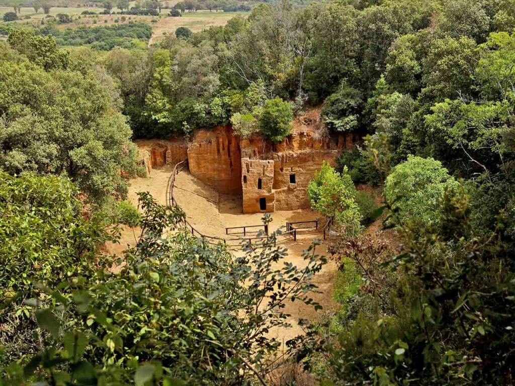 Una necropoli etrusca nel Parco Archeologico di Baratti e Populonia, una tappa da non perdere in un tour in camper in Toscana da Livorno all'isola d'Elba.