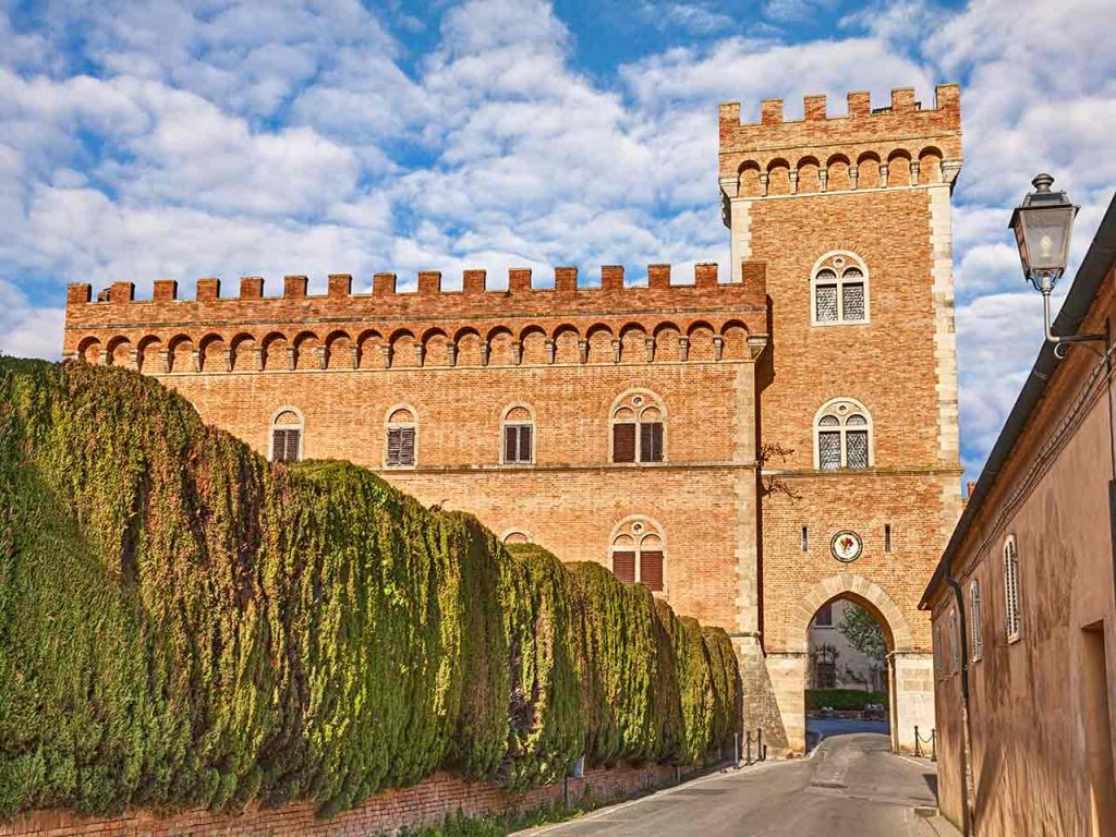 Il Castello della Gherardesca a Bolgheri di Castagneto Carducci, una tappa del tour in camper in Toscana da Livorno all'isola d'Elba.