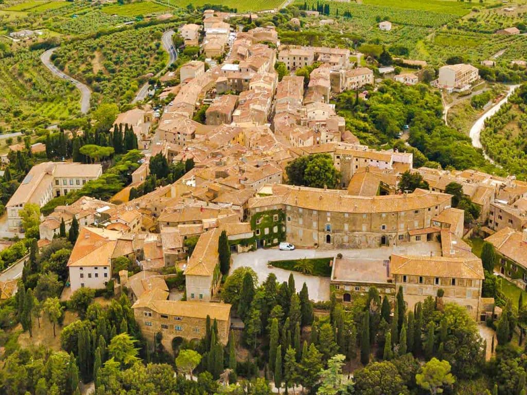 Veduta aerea di Castagneto Carducci.