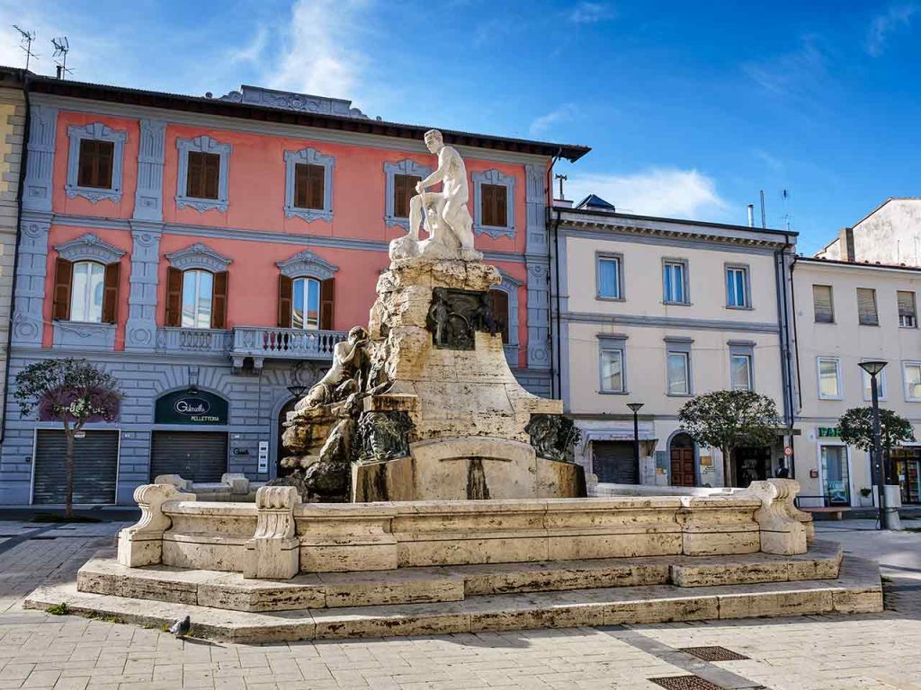 La Fontana della Maremma assetata a Cecina, una delle tappe del tour in camper in Toscana da Livorno all'isola d'Elba.