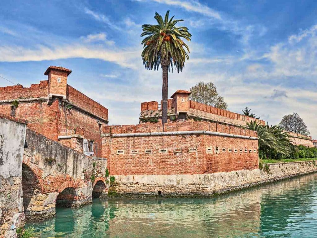 La Fortezza Nuova, uno dei monumenti da vedere durante un tour in camper in Toscana da Livorno all'isola d'Elba.