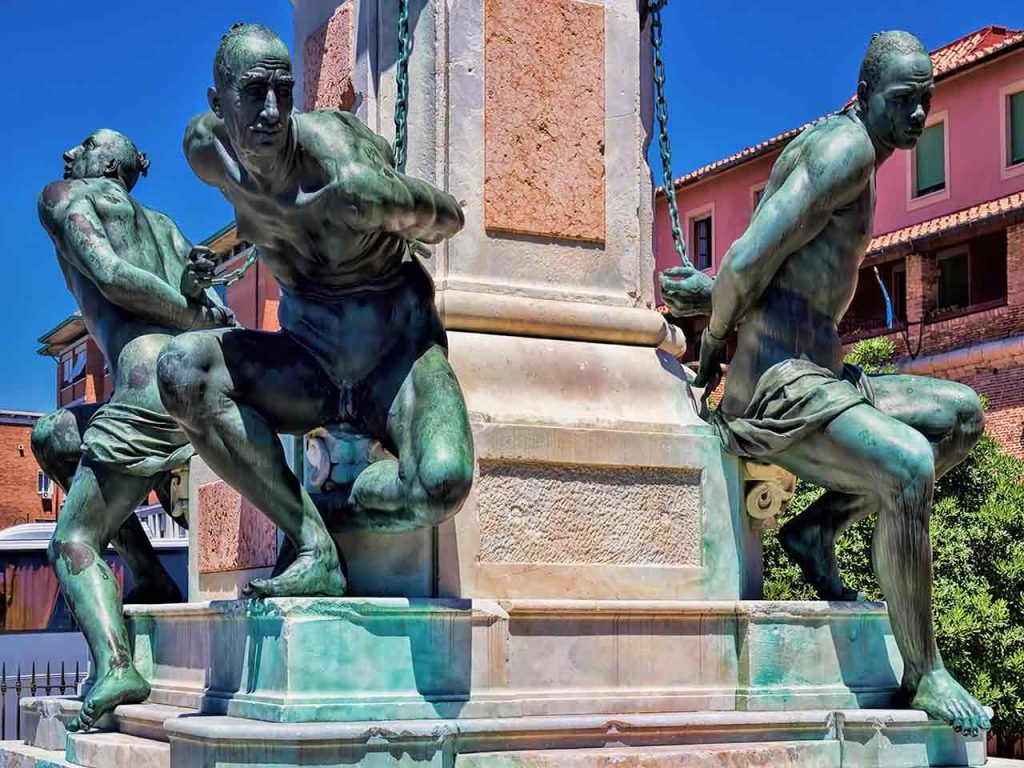 La statua dei Quattro Mori a Livorno, uno dei monumenti da vedere durante un tour in camper in Toscana da Livorno all'isola d'Elba.
