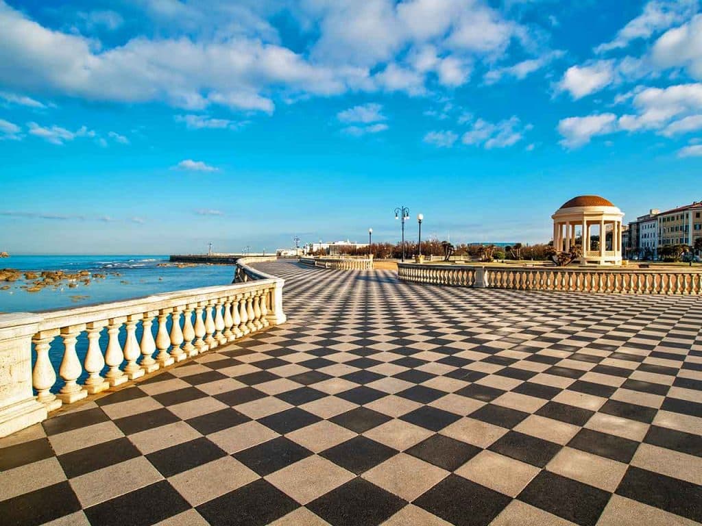 La Terrazza Mascagni a Livorno, uno dei luoghi da non perdere durante un tour in camper in Toscana da Livorno all'isola d'Elba.