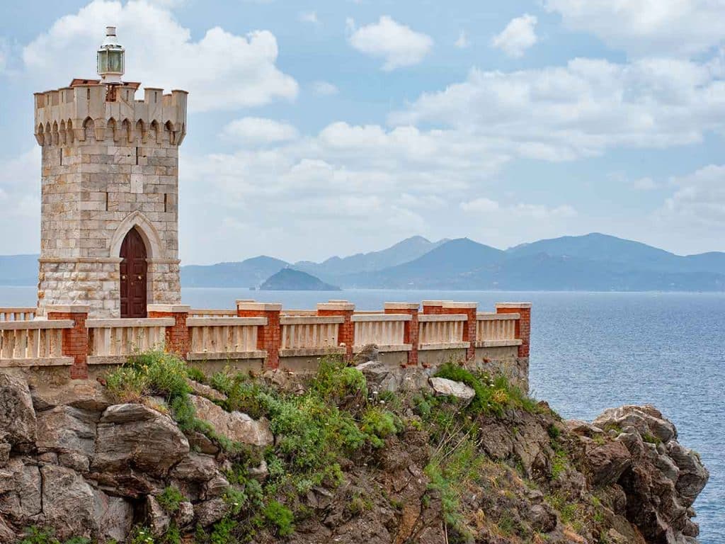 Il Faro della Rocchetta a Piombino, una delle tappe del nostro tour in camper in Toscana da Livorno all'isola d'Elba.