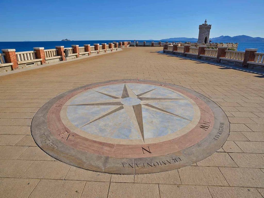 La rosa dei venti in Piazza Bovio a Piombino.