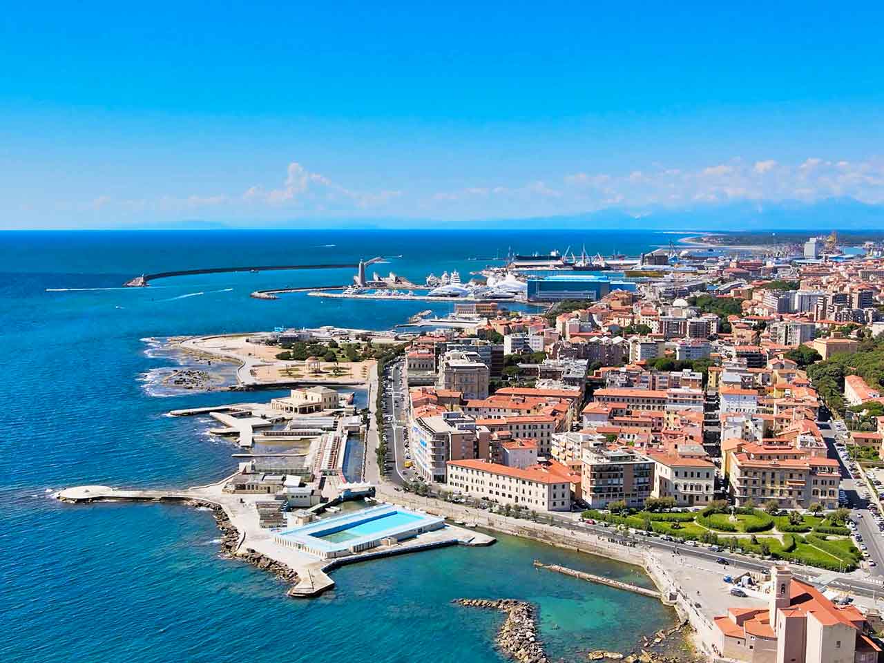 Luftaufnahme von Livorno, dem Ausgangspunkt der Wohnmobilreise in der Toskana von Livorno zur Insel Elba.