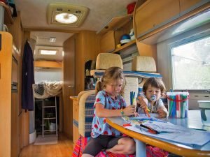 Due bambini che si divertono con giochi facili da fare in camper.