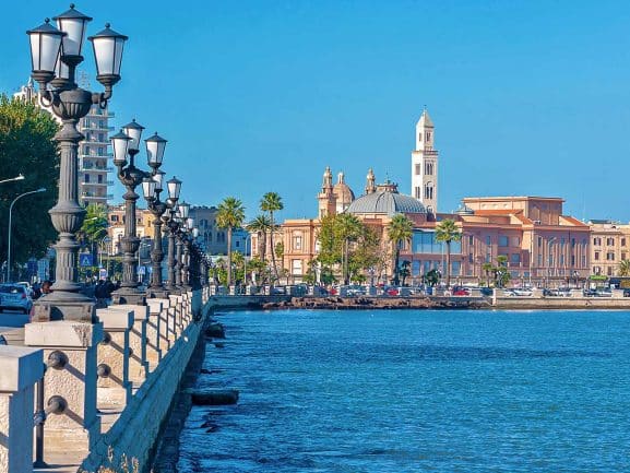 Il lungomare di Bari, uno dei luoghi da visitare in camper a luglio suggeriti dal PLEINAIRCLUB.