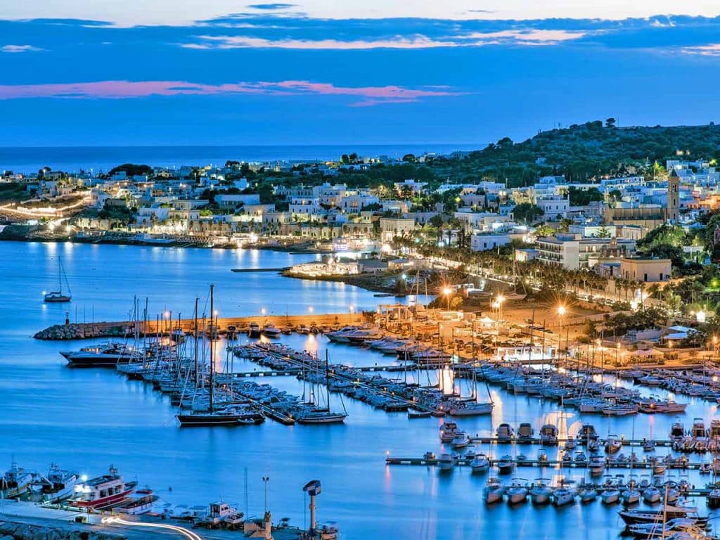 Panorama di Santa Maria di Leuca. Visitare la città è tra le cose da fare questa estate in camper.