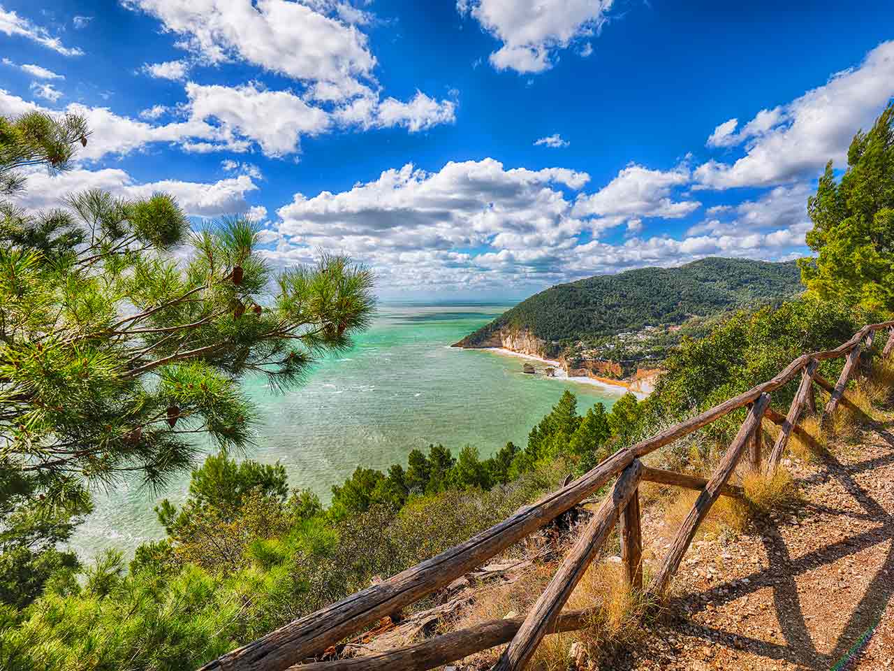 Il Gargano nei pressi della Baia delle Zagare, uno dei luoghi dove andare a Ferragosto in camper suggeriti dal PLEINAIRCLUB.