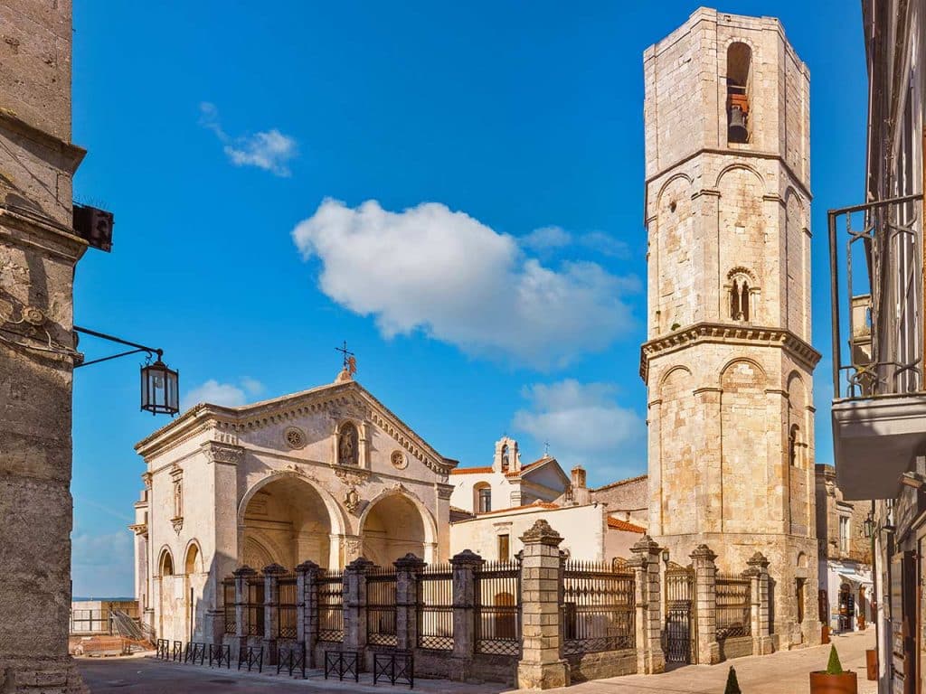Il Santuario di San Michele Arcangelo a Monte Sant'Angelo (FG), uno dei luoghi dove trascorrere Ferragosto in camper secondo il PLEINAIRCLUB.