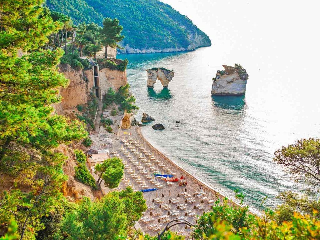 La Baia delle Zagare o dei Mergoli a Mattinata, uno dei luoghi dove trascorrere Ferragosto in camper secondo il PLEINAIRCLUB.