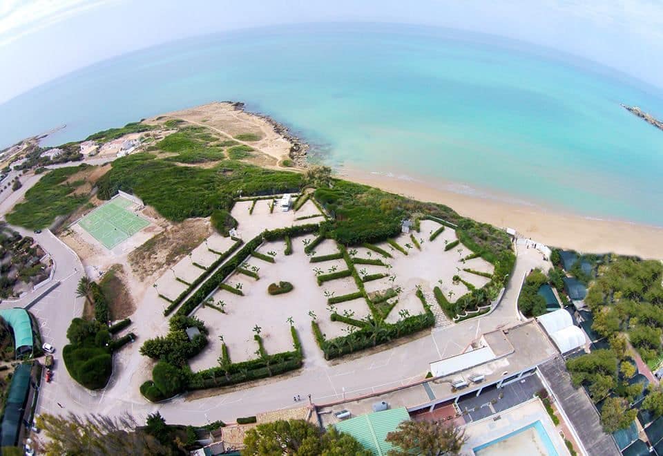 Veduta aerea del Camping Baia dei Coralli a Santa Croce Camerina (RG).