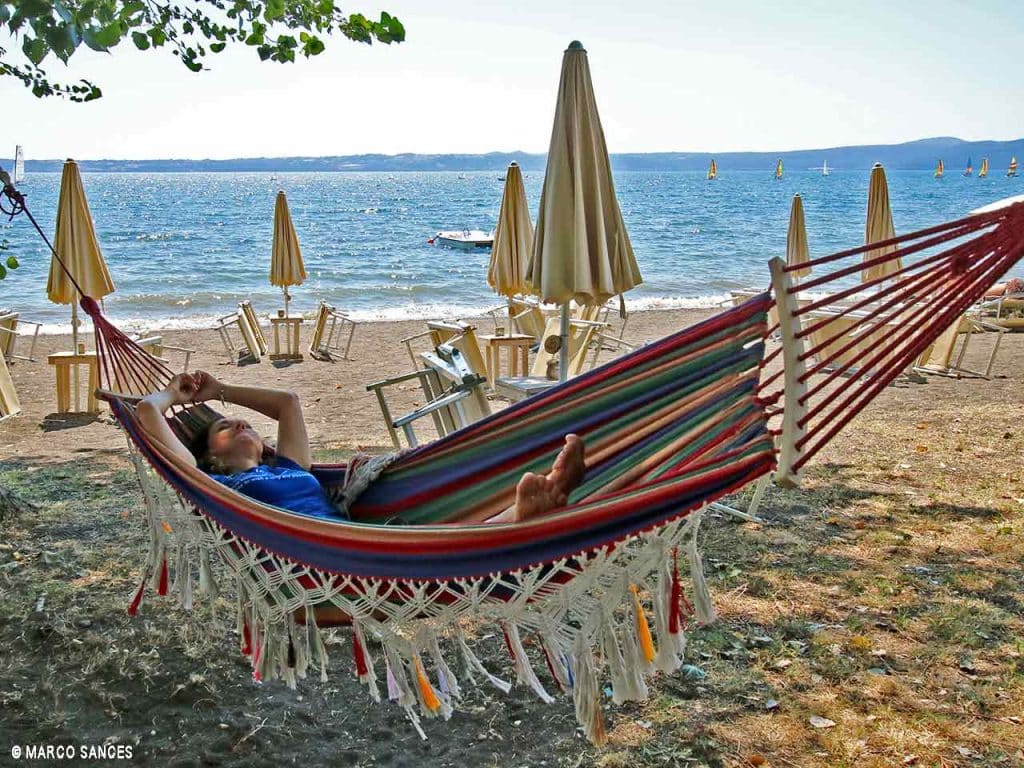 La spiaggia sul Lago di Bracciano del Camping Smeraldo.