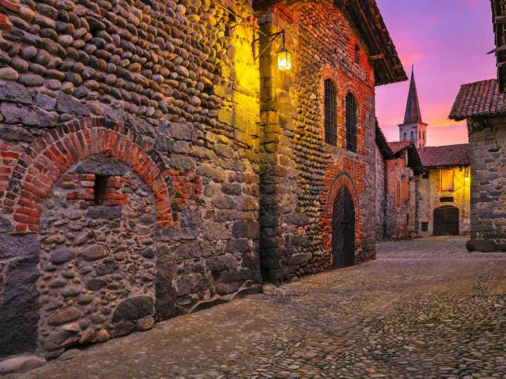 Un tramonto sul ricetto di Candelo.