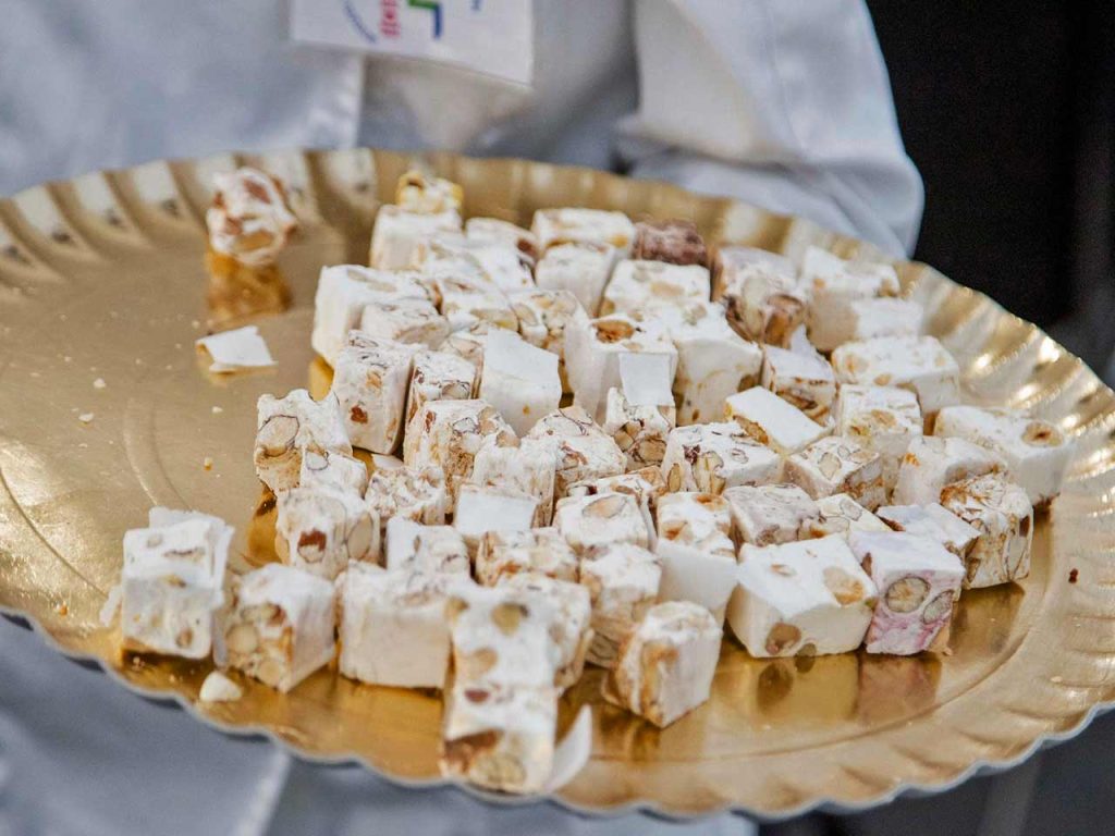 Un vassoio di torroni alla Festa del Torrone di Cremona.