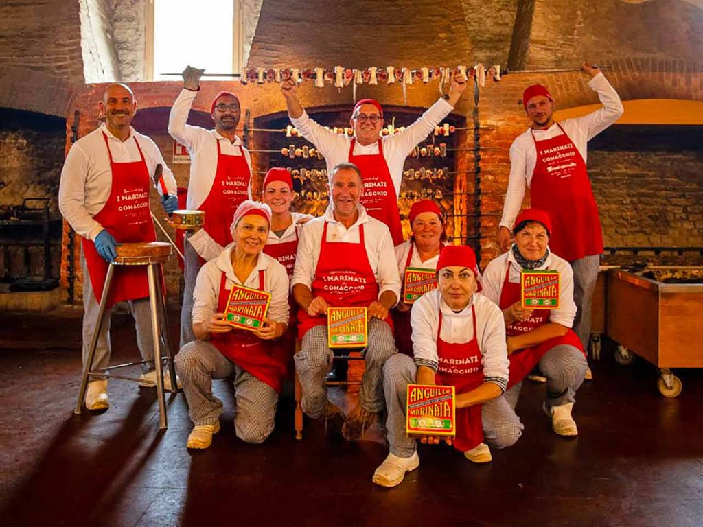 Staff della Manifattura dei Marinati che presenta i prodotti della Sagra dell'Anguilla di Comacchio.