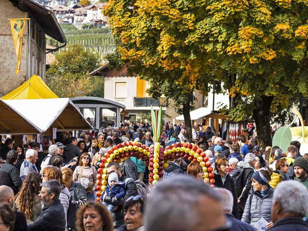 Il mercatino dei prodotti tipici di Pomaria, la festa della mela del Trentino.