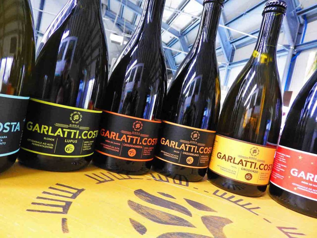 Alcune bottiglie di Birra Garlatti Costa.