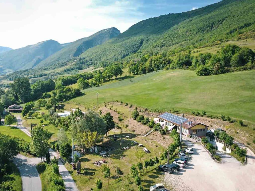 Veduta aerea del Birrificio del Catria a Cantiano (PU), dove puoi approfittare degli sconti dell'offerta birra del PLEINAIRCLUB.