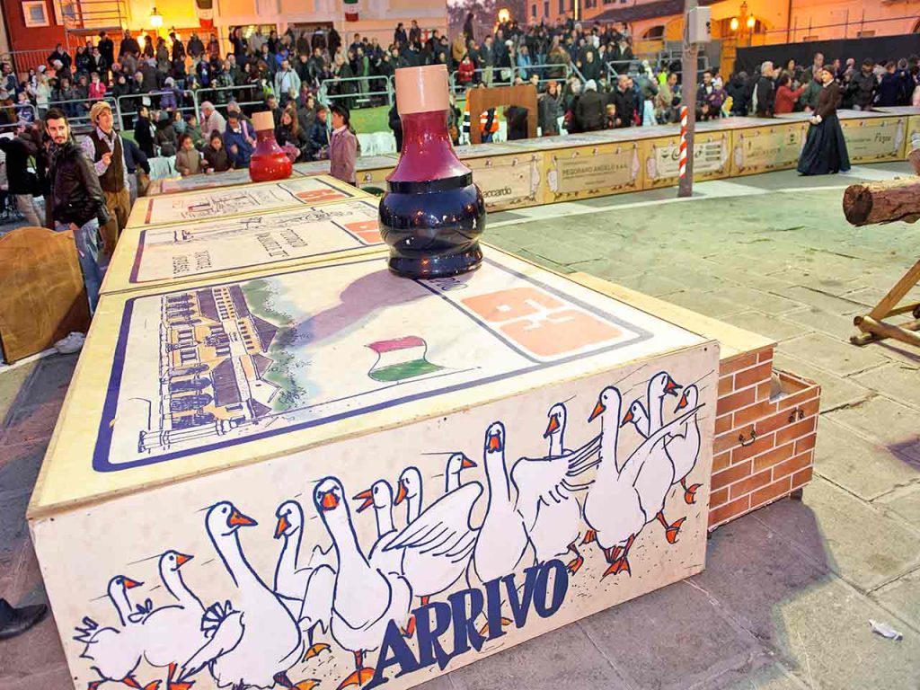 Le caselle e alcune pedine giganti del Gioco dell'Oca di Mirano, al quale puoi assistere con lo sconto del PLEINAIRCLUB.