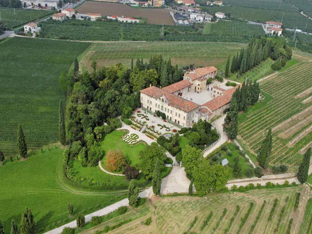 Veduta aerea di Villa Fumanelli, da visitare durante un viaggio in Valpolicella in camper.