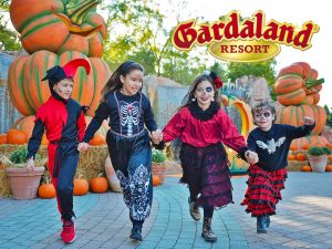 Bambini truccati e vestiti in costume a tema a Gardaland Magic Halloween, evento al quale puoi partecipare con lo sconto del Club offerto dalla tessera PLEINAIRCLUB.