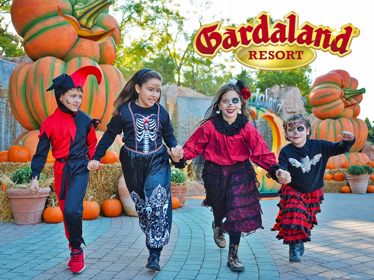Bambini truccati e vestiti in costume a tema a Gardaland Magic Halloween, evento al quale puoi partecipare con lo sconto del Club offerto dalla tessera PLEINAIRCLUB.