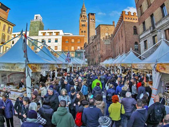Alcuni stand gastronomici della Festa del Torrone di Cremona, dove i visitatori possono ottenere sconti con la tessera del Club.