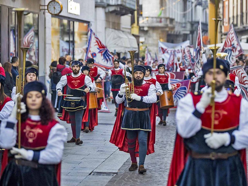 Una parte del corteo storico della Festa del Torrone di Cremona.