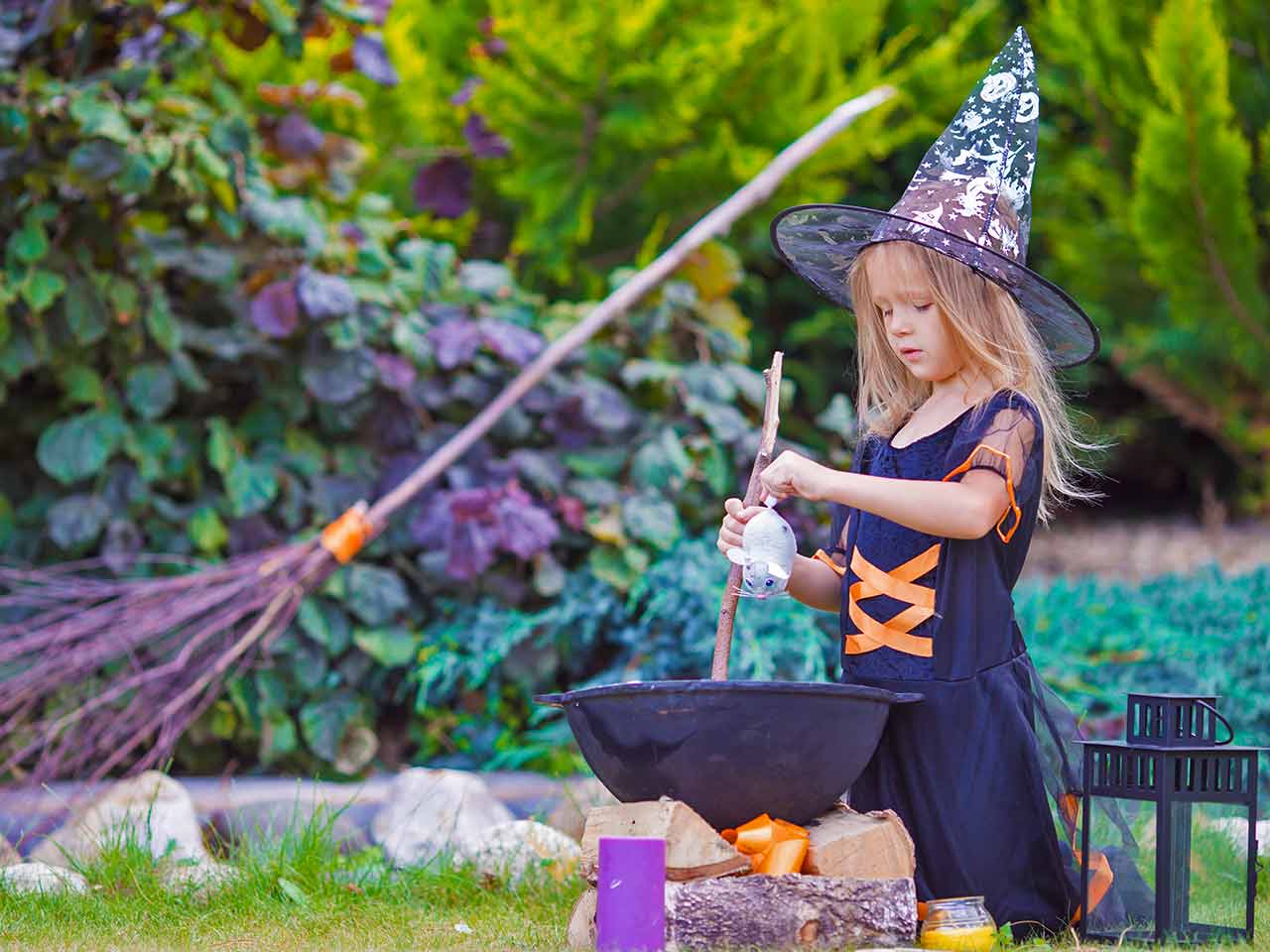 Bambina travestita da streghetta per trascorrere Halloween in camper.