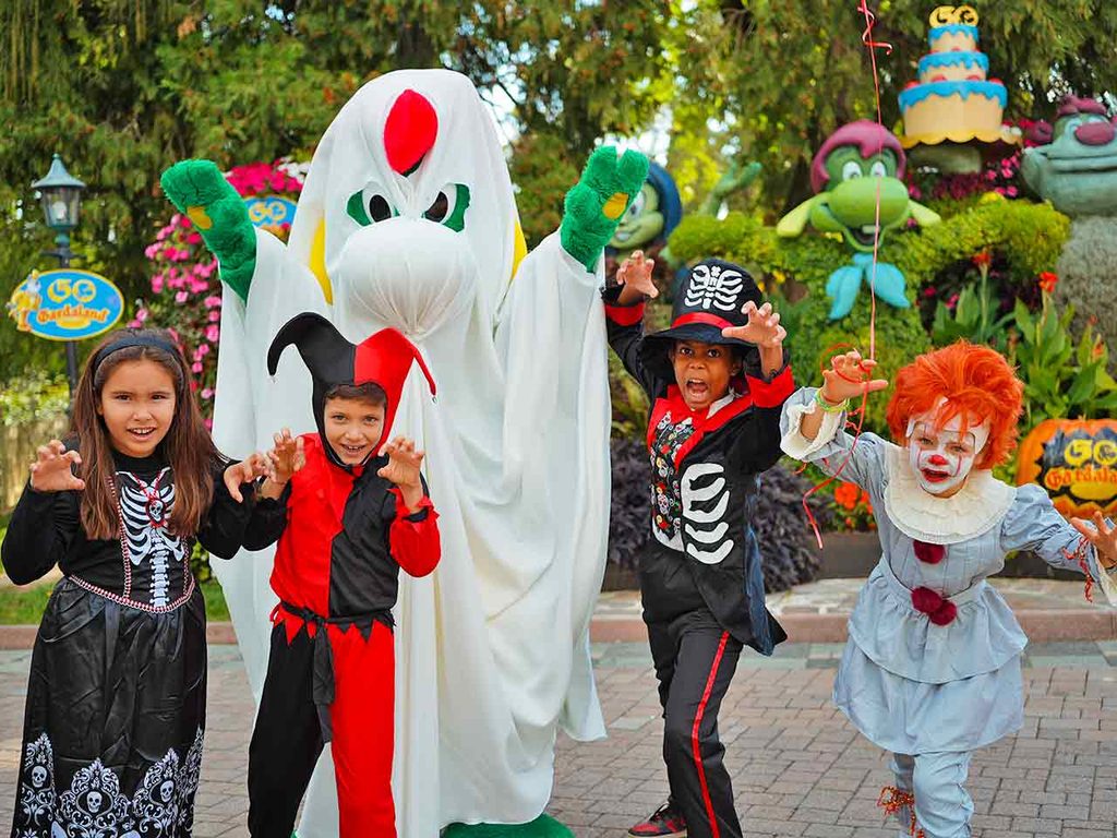 Bambini travestiti da streghe, vampiri e fantasmi al Gardaland Magic Halloween, evento dove puoi festeggiare Halloween in camper con i bambini.