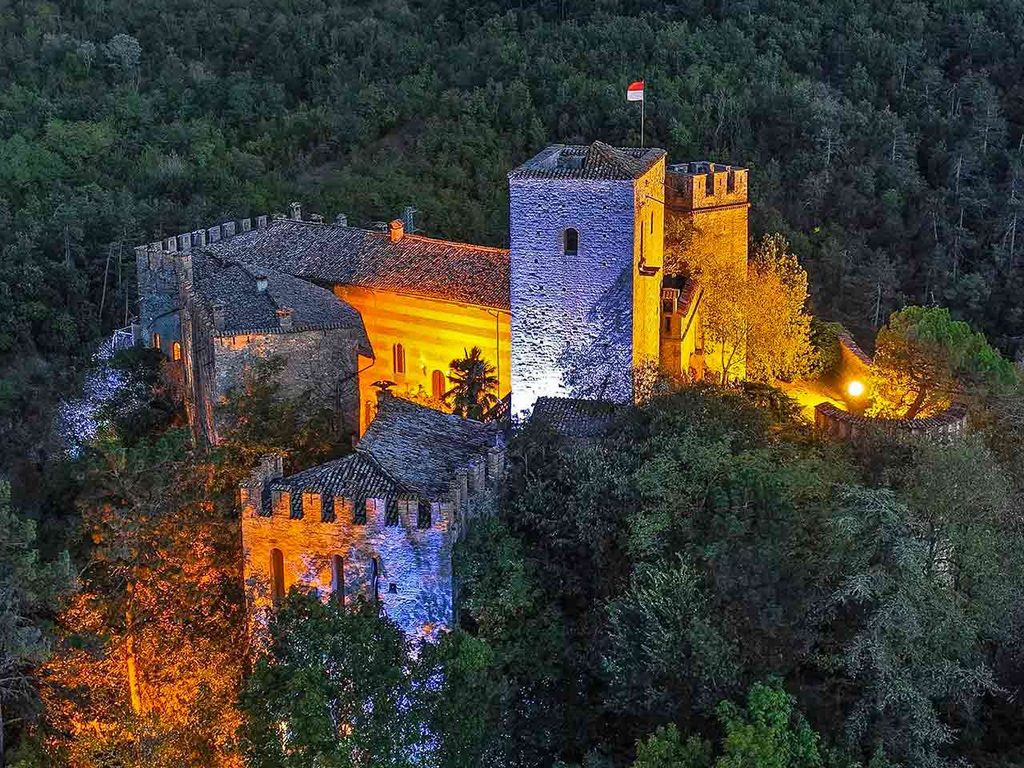Il Castello di Gropparello, dove si tiene un coinvolgente evento per festeggiare Halloween in camper con i bambini.