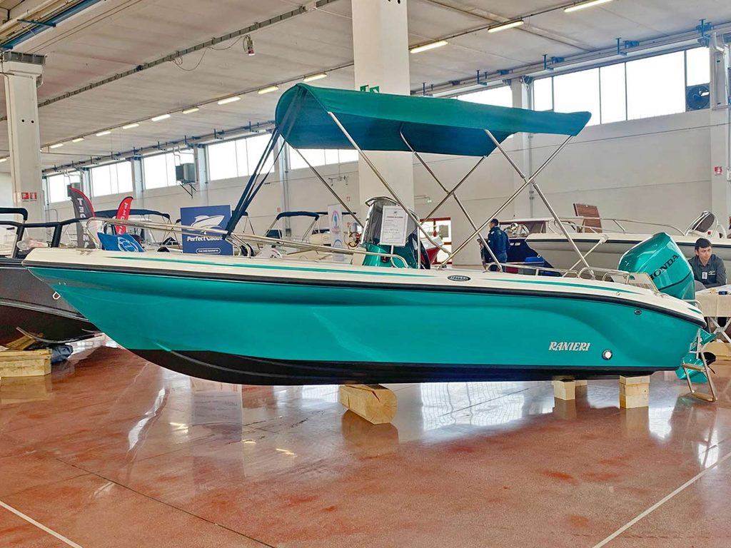 Una parte del settore nautica nella fiera Turismo Natura.