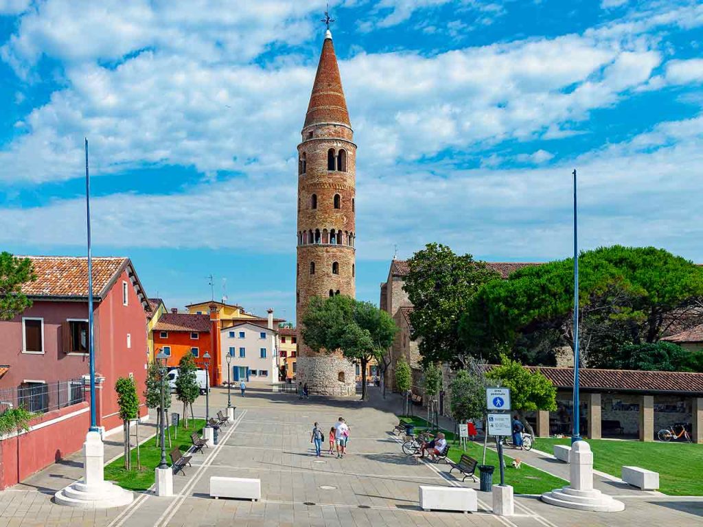 Il campanile e il duomo di Caorle, uno dei luoghi da visitare in camper a novembre consigliati dal PLEINAIRCLUB.