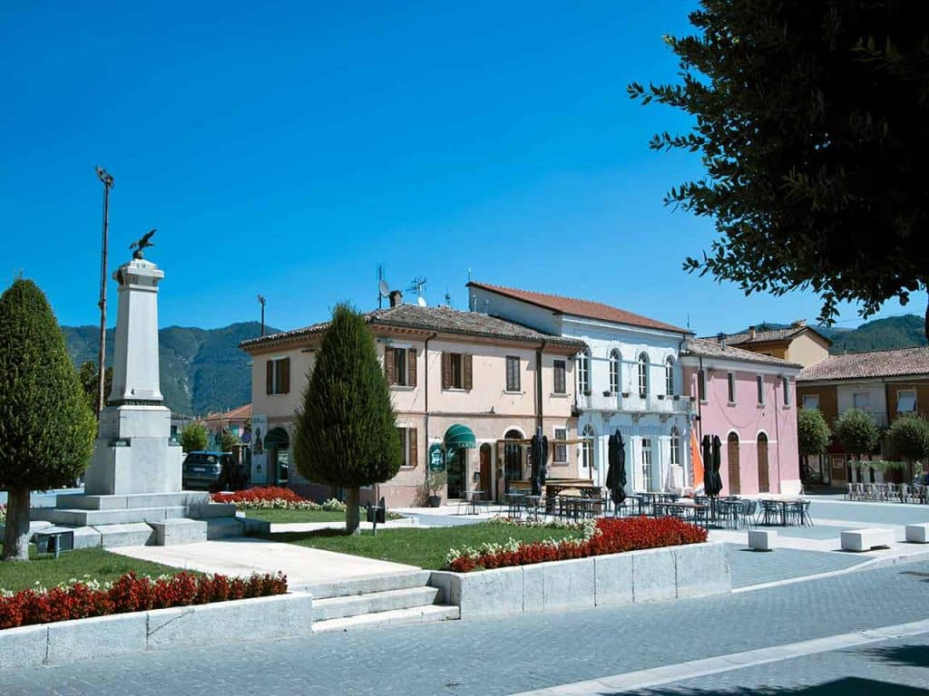 Piazza Enrico Mattei ad Acqualagna (PU), uno dei luoghi da visitare in camper a novembre consigliati dal PLEINAIRCLUB.