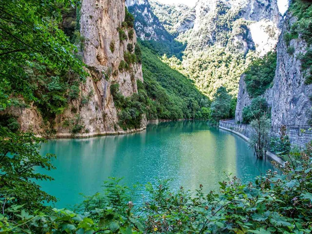 Uno scorcio delle Gole del Furlo, nei pressi di Acqualagna (PU).