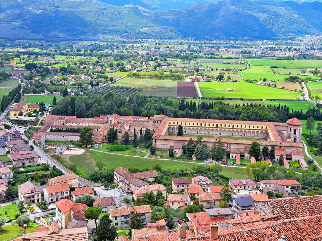 Veduta aerea della Certosa di San Lorenzo a Padula (SA), uno dei luoghi da visitare in camper a novembre consigliati dal PLEINAIRCLUB.
