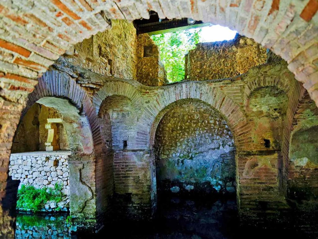 L'interno del Battistero di San Giovanni in Fonti nei pressi di Padula (SA).